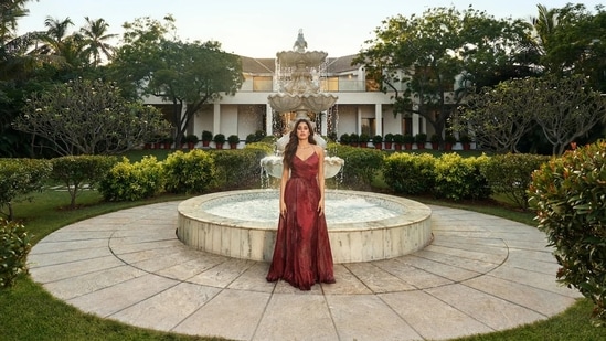 Live like Bollywood star Janhvi Kapoor! Janhvi's 1 bedroom and 1 bathroom Chennai home is now open to select Airbnb users. The mansion with a swimming pool and lots of lush outdoor and massive indoor spaces was bought by her late mother and legendary actor Sridevi. The family home has never been viewed by public, but now Airbnb has shared a bunch of inside photos of the beautiful home.