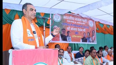 BJP candidate Sanjay Tandon attending a mandal meeting in Chandigarh on Friday. (HT photo) BJP candidate Sanjay Tandon attending a mandal meeting in Chandigarh on Friday. (HT photo)
