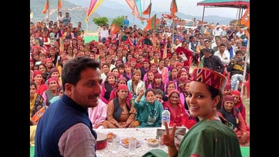 BJP candidate from Mandi Kangana Ranuat during election campaign inSundernagar in Mandi district on Friday . (Birbal Sharma/HT) BJP candidate from Mandi Kangana Ranuat during election campaign inSundernagar in Mandi district on Friday . (Birbal Sharma/HT)