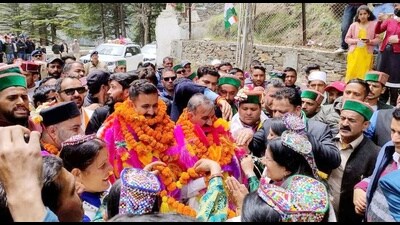 Chief minister Sukhvinder Singh Sukhu along with Congress Lok Sabha candidate from Mandi parliamentary Constituency Vikramaditya Singh being welcomed during election campaign rally at Pangi in Chamba district on Friday. (HT Photo) Chief minister Sukhvinder Singh Sukhu along with Congress Lok Sabha candidate from Mandi parliamentary Constituency Vikramaditya Singh being welcomed during election campaign rally at Pangi in Chamba district on Friday. (HT Photo)