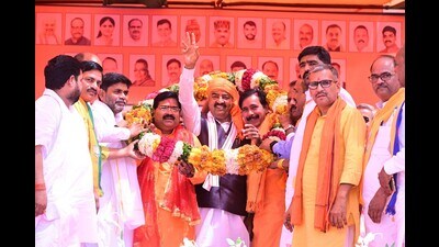 Dy CM Keshav Prasad Maurya with BJP’s Pratpgarh candidate and sitting MP Sangam Lal Gupta in Pratapgarh on Friday (HT)