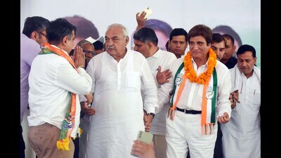 Former Haryana CM Bhupinder Singh Hooda and Congress Gurgaon Lok Sabha constituency candidate Raj Babbar during a public meeting after filing his nomination in Gurugram on Friday. (Parveen Kumar/HT) Former Haryana CM Bhupinder Singh Hooda and Congress Gurgaon Lok Sabha constituency candidate Raj Babbar during a public meeting after filing his nomination in Gurugram on Friday. (Parveen Kumar/HT)