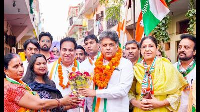 INDIA bloc’s candidate Manish Tewari interacting with voters in Chandigarh on Friday. (HT photo)