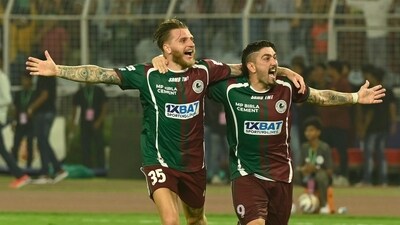 J Cummings and Petratos of Mohun Bagan SG (Hindustan Times) J Cummings and Petratos of Mohun Bagan SG (Hindustan Times)