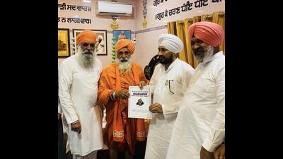 Seechewal said he handed over a list of issues related to the environment to Channi, and in the coming days, he will approach other candidates also so that environmental issues are included in their respective agendas as well (HT Photo)