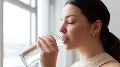 Having too much water too close to the meals can dilute digestive juices and hinder nutrient movement (Freepik) Having too much water too close to the meals can dilute digestive juices and hinder nutrient movement (Freepik)