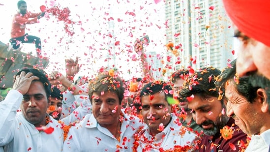 Congress candidate from the Gurgaon constituency Raj Babbar receives warm welcome during a public meeting, at Badshahpur, in Gurugram, on Thursday.&nbsp;(ANI)