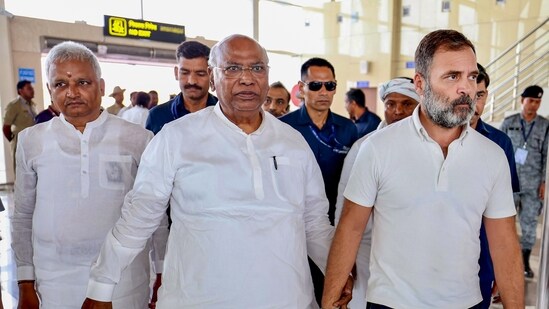 Shimoga: Congress president Mallikarjun Kharge with Rahul Gandhi, (PTI)