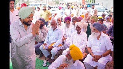 AAP’s Faridkot candidate Karamjit Anmol interacting with people in Kotakpura on Saturday. (HT Photo)