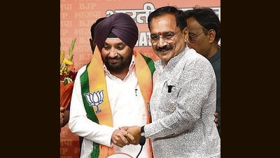 Arvinder Singh Lovely and Virendra Sachdeva at the Delhi BJP headquarters on Saturday. (Arvind Yadav/HT Photo)