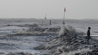 IMD issues 'high sea waves' warning for Mumbai, BMC releases advisory (AP) IMD issues 'high sea waves' warning for Mumbai, BMC releases advisory (AP)