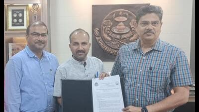 LU vice-chancellor Alok Kumar Rai and Dr. Durgesh Upadhyay, coordinator of the music therapy cell at Kashi Vidyapith sign an MoU (HT) LU vice-chancellor Alok Kumar Rai and Dr. Durgesh Upadhyay, coordinator of the music therapy cell at Kashi Vidyapith sign an MoU (HT)