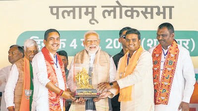 Prime Minister Narendra Modi being felicitated by BJP leaders during a public meeting in Palamu district on Saturday. (PTI) Prime Minister Narendra Modi being felicitated by BJP leaders during a public meeting in Palamu district on Saturday. (PTI)