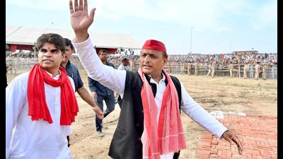 Samajwadi Party president Akhilesh Yadav with party’s Firozabad LS candidate Akshay Yadav. (Sourced) Samajwadi Party president Akhilesh Yadav with party’s Firozabad LS candidate Akshay Yadav. (Sourced)