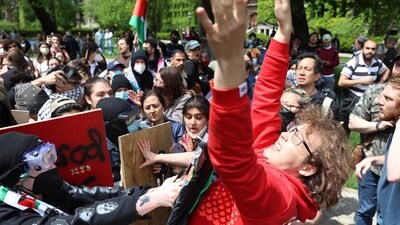 Pro-Palestinian student protestors and activists clash with counter-protesters during a rally on the campus of University of Chicago in Chicago, Illinois, on May 3, 2024. Pro-Palestinian protests that have rocked US campuses for weeks were more muted Friday after a series of clashes with police, mass arrests and a stern White House directive to restore order. (Photo by Alex Wroblewski / AFP) (AFP) Pro-Palestinian student protestors and activists clash with counter-protesters during a rally on the campus of University of Chicago in Chicago, Illinois, on May 3, 2024. Pro-Palestinian protests that have rocked US campuses for weeks were more muted Friday after a series of clashes with police, mass arrests and a stern White House directive to restore order. (Photo by Alex Wroblewski / AFP) (AFP)