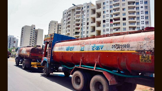 Many societies are spending ₹1 lakh per month on tankers during the summer. Beyond the daily chores use, they also have to make separate arrangements for drinking water. (HT PHOTO)