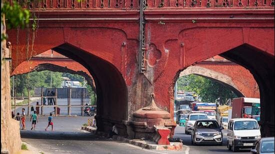 Repairs underway on the Salimgarh Fort Bridge arch in Delhi on Saturday. (Raj K Raj/HT Photo)