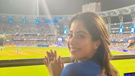 Janhvi Kapoor promotes 'Mahi' at IPL match