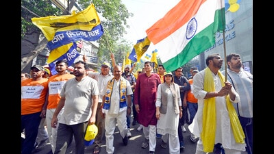 AAP leaders Saurabh Bharadwaj, Somnath Bharti, Durgesh Pathak and Mayor Shelly Oberoi take part in the walkathon at Rajendra Nagar on Sunday. (Sanjeev Verma/HT Photo) AAP leaders Saurabh Bharadwaj, Somnath Bharti, Durgesh Pathak and Mayor Shelly Oberoi take part in the walkathon at Rajendra Nagar on Sunday. (Sanjeev Verma/HT Photo)