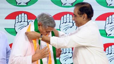 All India Congress Committee (AICC) in-charge Deepak Babaria welcomed Yoganand Shastri into Congress (Twitter/@INCDelhi) All India Congress Committee (AICC) in-charge Deepak Babaria welcomed Yoganand Shastri into Congress (Twitter/@INCDelhi)