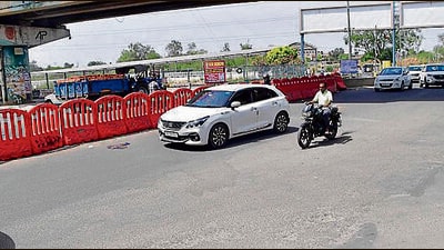 Commuters allege alternative traffic plan is ‘inadequate’. (Manish/HT) Commuters allege alternative traffic plan is ‘inadequate’. (Manish/HT)