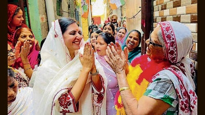 Congress candidate’s wife Amrita Warring at a campaign event in Ludhiana on Sunday. (HT Photo)