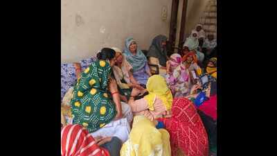 Faimily members and relatives mourn the death of Navjeet Sandhu in Karnal on Sunday. (HT Photo) Faimily members and relatives mourn the death of Navjeet Sandhu in Karnal on Sunday. (HT Photo)