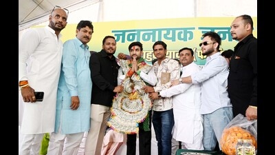 Jannayak Janta Party (JJP) Gurgaon Lok Sabha constituency candidate, rapper Rahul Yadav "Fazilpuria" during a rally in Gurugram earlier this week. (HT PHOTO) Jannayak Janta Party (JJP) Gurgaon Lok Sabha constituency candidate, rapper Rahul Yadav "Fazilpuria" during a rally in Gurugram earlier this week. (HT PHOTO)