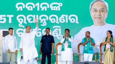 Odisha chief minister Naveen Patnaik with party leader VK Pandian (extreme left) in Puri on Saturday. (ANI)