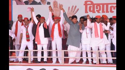 SP chief Akhilesh Yadav addressing a public meeting in Jalesar of the Agra Lok Sabha constituency on Sunday in support of INDIA bloc candidate Suresh Chandra Kardam. (HT Photo)