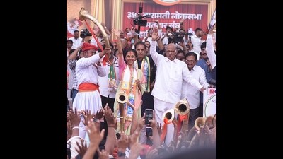 Sharad Pawar (C) and Supriya Sule held a rally in Baramati on Sunday. (MAHENDRA KOLHE/ HT PHOTO) Sharad Pawar (C) and Supriya Sule held a rally in Baramati on Sunday. (MAHENDRA KOLHE/ HT PHOTO)