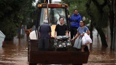 Residents are evacuated from flooded areas in the São Geraldo neighbourhood of Porto Alegre, Rio Grande do Sul, using a skid steer loader on Saturday. (AFP) Residents are evacuated from flooded areas in the São Geraldo neighbourhood of Porto Alegre, Rio Grande do Sul, using a skid steer loader on Saturday. (AFP)