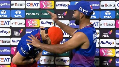 Virat Kohli's gesture for Dinesh Karthik during the Orange Cap presentation (IPL) Virat Kohli's gesture for Dinesh Karthik during the Orange Cap presentation (IPL)
