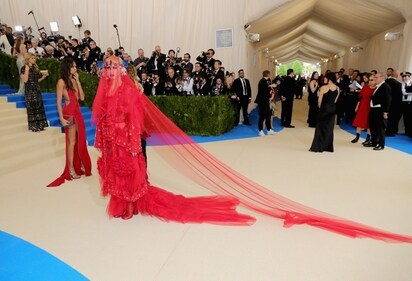 Katy Perry looks like living artwork on the Met Gala 2017 red carpet. (Getty images) Katy Perry looks like living artwork on the Met Gala 2017 red carpet. (Getty images)