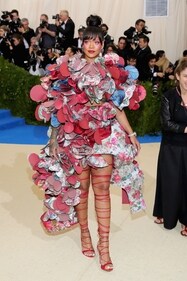 Rihanna arrived on the 2017 Met Gala red carpet in a runway look from Rei Kawakubo's Comme des Garçon fashion collection. (Getty images) Rihanna arrived on the 2017 Met Gala red carpet in a runway look from Rei Kawakubo's Comme des Garçon fashion collection. (Getty images)