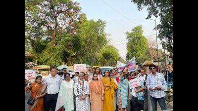 A ‘chunav jagrukta’ rally taken out by the transgender community in Lucknow on Monday. (HT)