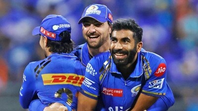 Mumbai Indians won the toss and chose to bowl first. It had looked like debutant Anshul Kamboj had got the breakthrough in the fifth over by cleaning up Travis Head but it turned out to be off a no ball. Jasprit Bumrah got the first wicket in the form of Abishek Sharma in the sixth over.&nbsp; (MI-X)