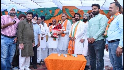 BJP Lok Sabha candidate Sanjay Tandon during canvassing in Chandigarh on Monday. (HT Photo) BJP Lok Sabha candidate Sanjay Tandon during canvassing in Chandigarh on Monday. (HT Photo)