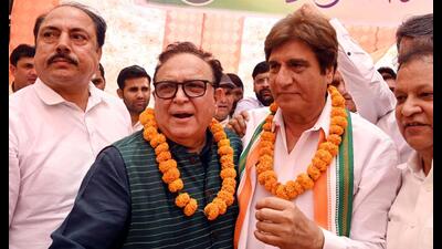 Congress Gurugram Lok Sabha constituency candidate Raj Babbar and Ajay Singh Yadav, former minister (Haryana) at a public meeting during Lok Sabha poll campaign at Jharsa Road near Sector-32 in Gurugram. (Parveen Kumar/HT PHOTO) Congress Gurugram Lok Sabha constituency candidate Raj Babbar and Ajay Singh Yadav, former minister (Haryana) at a public meeting during Lok Sabha poll campaign at Jharsa Road near Sector-32 in Gurugram. (Parveen Kumar/HT PHOTO)