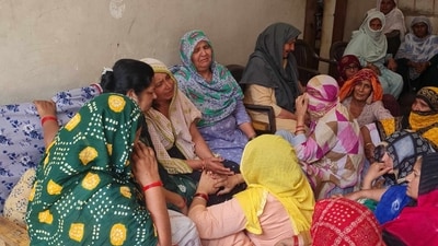 Faimily members and relatives mourn the death of Navjeet Sandhu in Karnal on Sunday. (HT Photo)