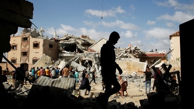Palestinians inspect the site of an Israeli strike on a house, amid the ongoing conflict between Israel and Hamas, in Rafah, in the southern Gaza Strip May 5, 2024. REUTERS/Hatem Khaled      TPX IMAGES OF THE DAY (REUTERS)