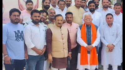 JJP MLA Ram Nivas Surjakhera, a legislator from Narwana, met Khattar at his residence in Karnal with his supporters to announce the decision and said, “National interest is above party”. (HT Photo) JJP MLA Ram Nivas Surjakhera, a legislator from Narwana, met Khattar at his residence in Karnal with his supporters to announce the decision and said, “National interest is above party”. (HT Photo)