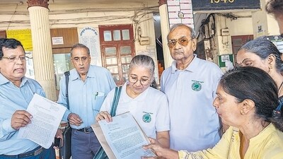 Santacruz residents files complaint against tree felling at Santacruz police station on Sunday. (Satish Bate/ht photo) Santacruz residents files complaint against tree felling at Santacruz police station on Sunday. (Satish Bate/ht photo)