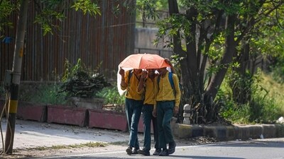 School students out on a hot summer’s day at Sarita Vihar on Monday. (Raj K Raj/HT photo) School students out on a hot summer’s day at Sarita Vihar on Monday. (Raj K Raj/HT photo)