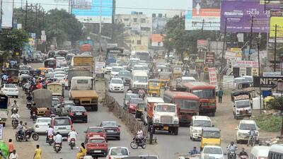 The association members said traffic congestion on the Pune-Ahmednagar Highway should be solved as several stretches are unable to keep up with the vehicle count posing a risk to commuters and pedestrians. They have demanded a flyover or widening of the road on priority. (HT FILE)