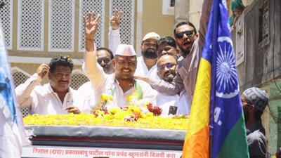 Vishal Patil (wearing Nehru cap) claims that he is fighting to keep the Congress alive in the district. (HT PHOTO) Vishal Patil (wearing Nehru cap) claims that he is fighting to keep the Congress alive in the district. (HT PHOTO)