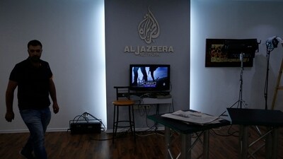 (FILES) Employees of Qatar based news network and TV channel Al-Jazeera are seen at their Jerusalem office on July 31, 2017, ((Photo by AHMAD GHARABLI / AFP)) (FILES) Employees of Qatar based news network and TV channel Al-Jazeera are seen at their Jerusalem office on July 31, 2017, ((Photo by AHMAD GHARABLI / AFP))