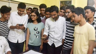 Lohia Nagar Mount Carmel School, Patna students checking ICSE, ISC Result 2024 on mobile.&nbsp; (Santosh Kumar /HT Photographer )
