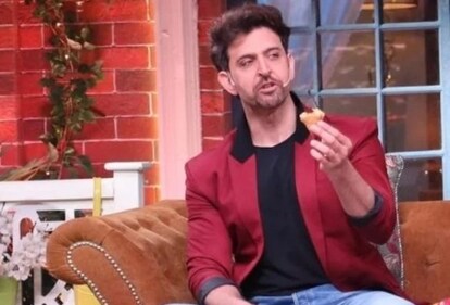 Hrithik Roshan enjoying a samosa on Kapil Sharma's show Hrithik Roshan enjoying a samosa on Kapil Sharma's show