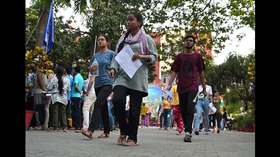 Candidates battle heat, exam stress to take NEET 2024 in Lucknow (Mushtaq/ht)